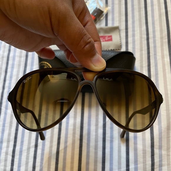 RAY-BAN Sunglasses RB4235 (authentic) - Picture 4 of 7